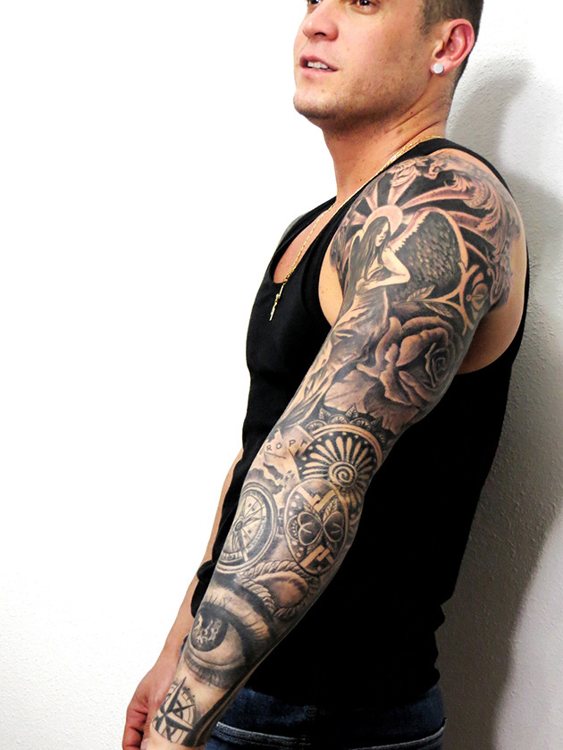 Brazo entero tatuado en realismo