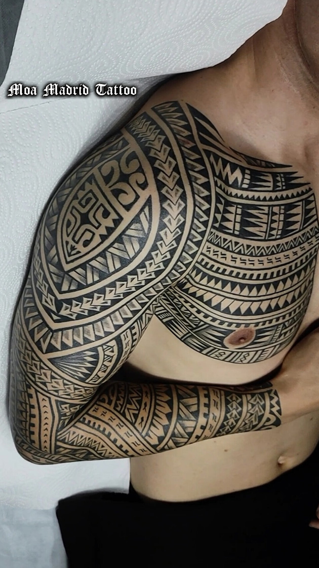 Tatuaje samoano brazo y pectoral